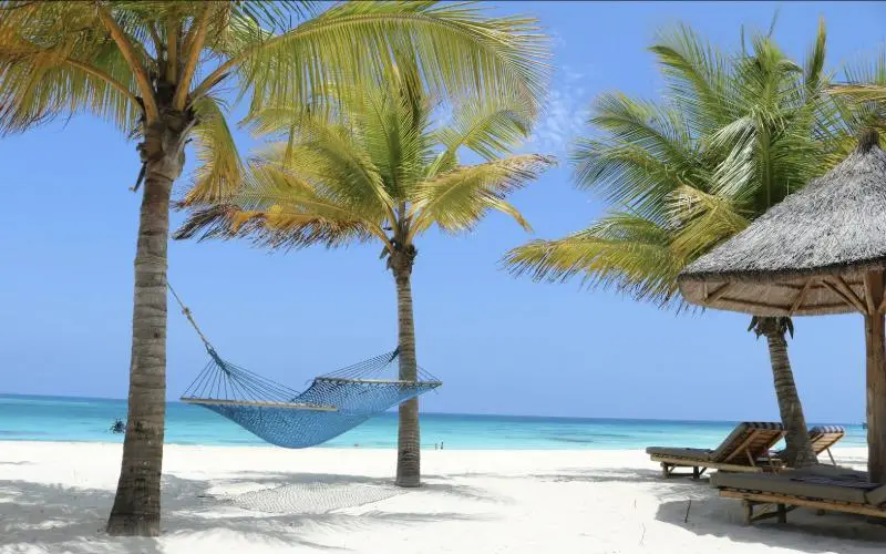 Biela piesočná pláž a tyrkysové more na Zanzibare